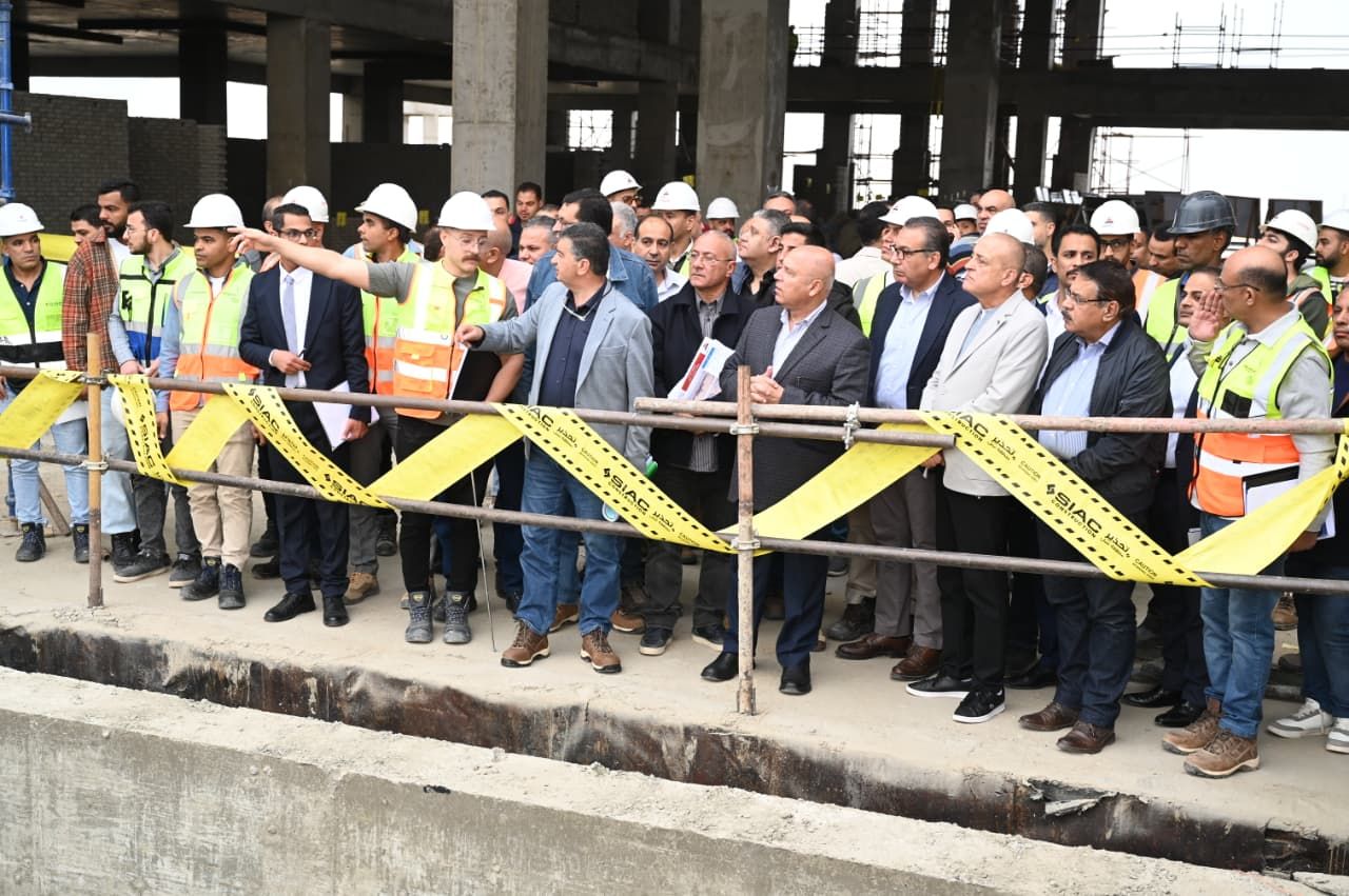 الوزير يتفقد محطات ومسار الخط الثاني من شبكة القطار السريع وكباري المزلقانات ومحاور النيل