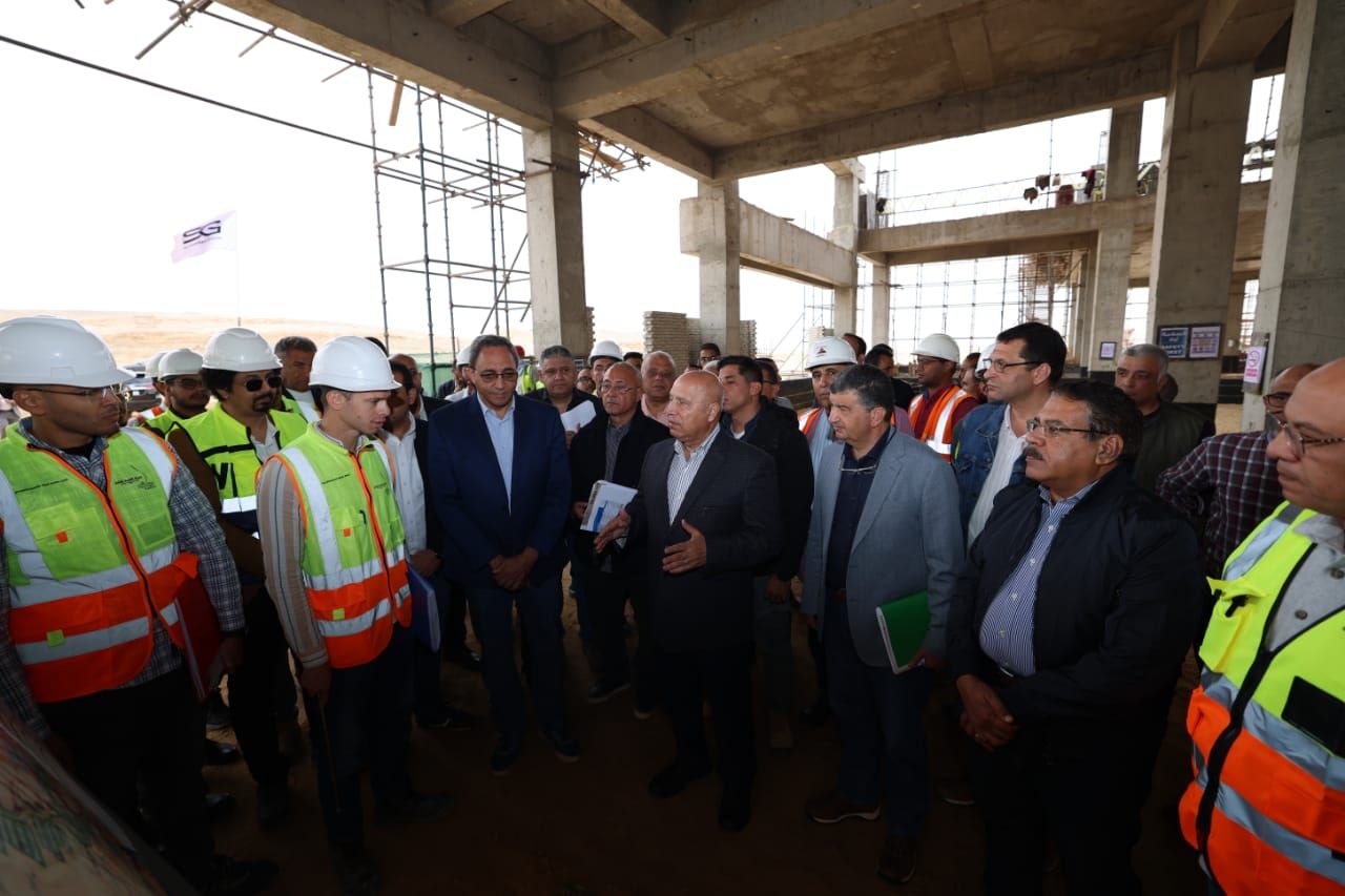 الوزير يتفقد محطات ومسار الخط الثاني من شبكة القطار السريع وكباري المزلقانات ومحاور النيل