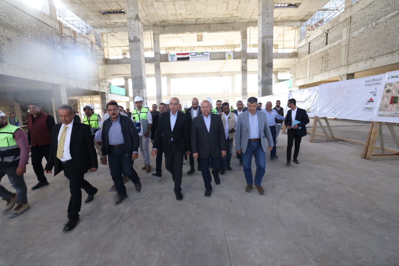 الوزير يتفقد محطات ومسار الخط الثاني من شبكة القطار السريع وكباري المزلقانات ومحاور النيل