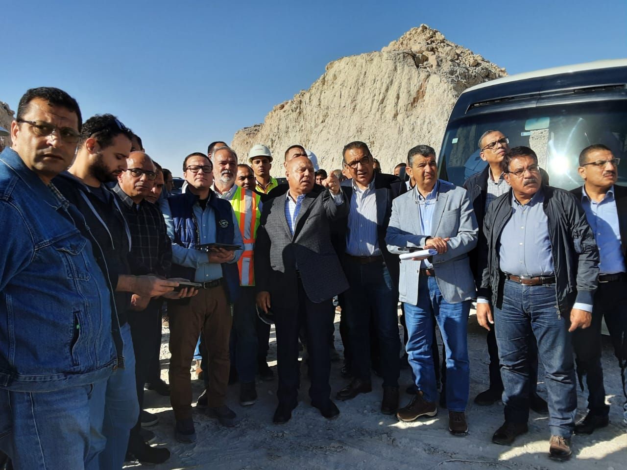 الوزير يتفقد محطات ومسار الخط الثاني من شبكة القطار السريع وكباري المزلقانات ومحاور النيل