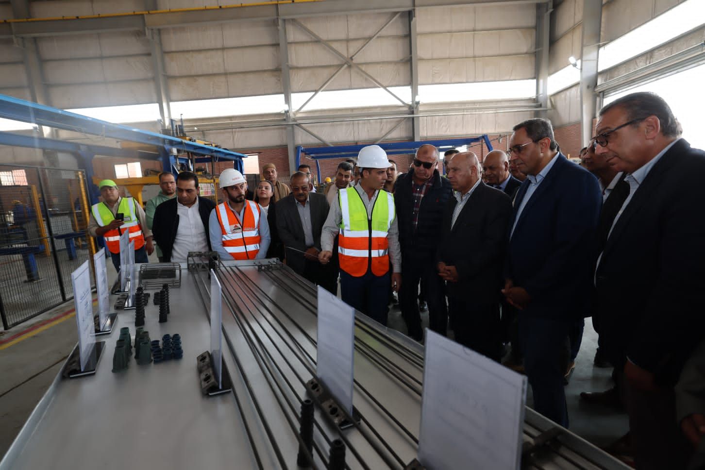 الوزير يتفقد محطات ومسار الخط الثاني من شبكة القطار السريع وكباري المزلقانات ومحاور النيل