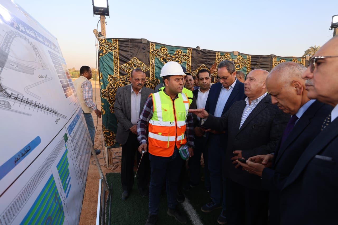 الوزير يتفقد محطات ومسار الخط الثاني من شبكة القطار السريع وكباري المزلقانات ومحاور النيل