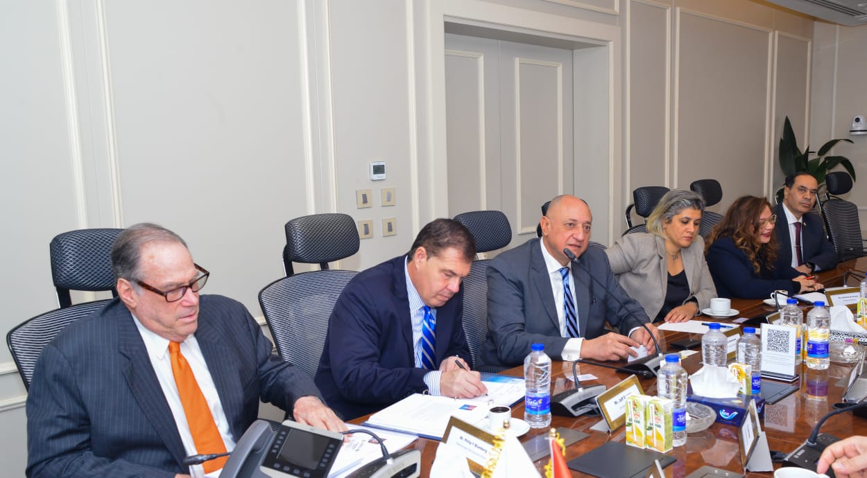 وزير التموين يجتمع مع رئيس شركة بلومبرج جرين العالمية