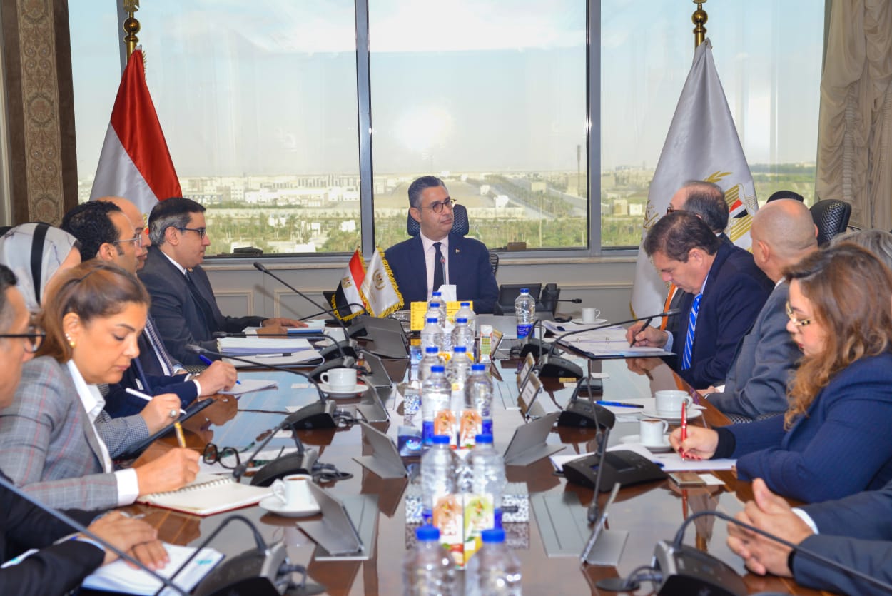 وزير التموين يجتمع مع رئيس شركة بلومبرج جرين العالمية