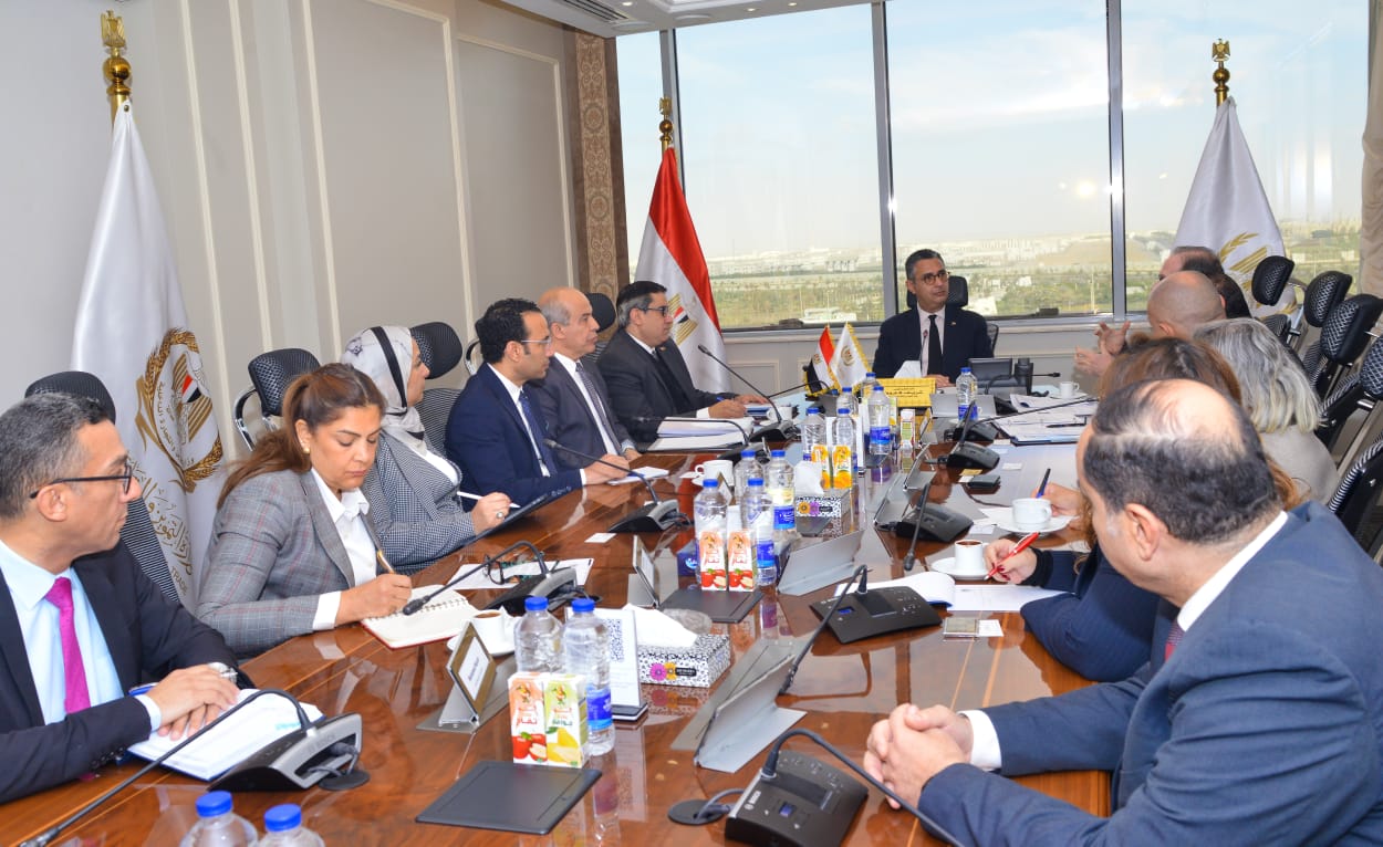 وزير التموين يجتمع مع رئيس شركة بلومبرج جرين العالمية