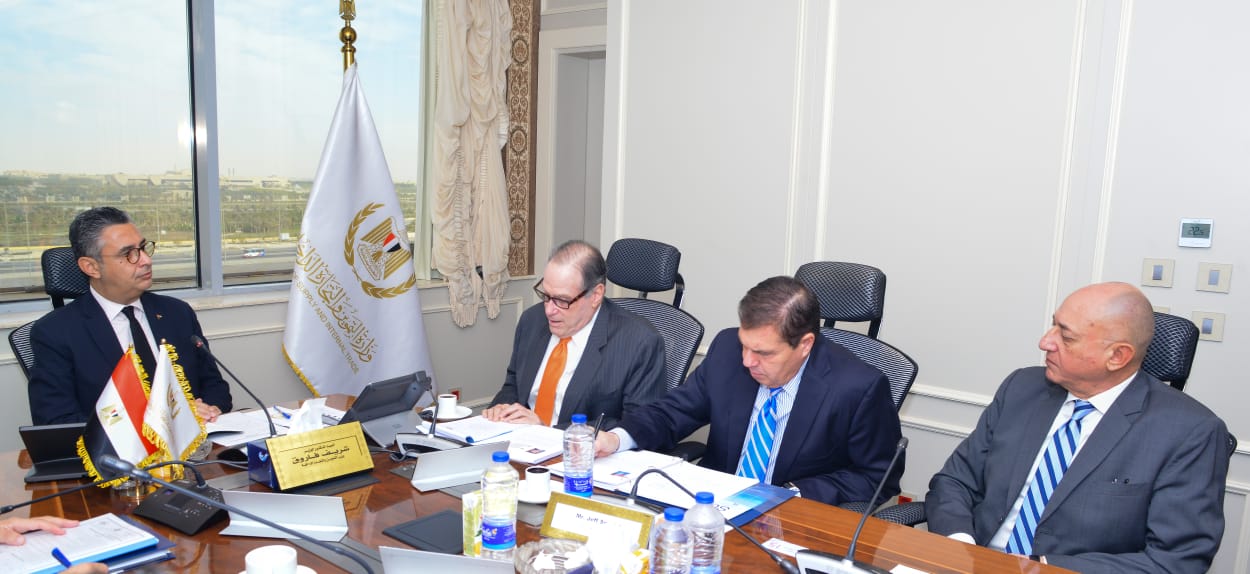 وزير التموين يجتمع مع رئيس شركة بلومبرج جرين العالمية