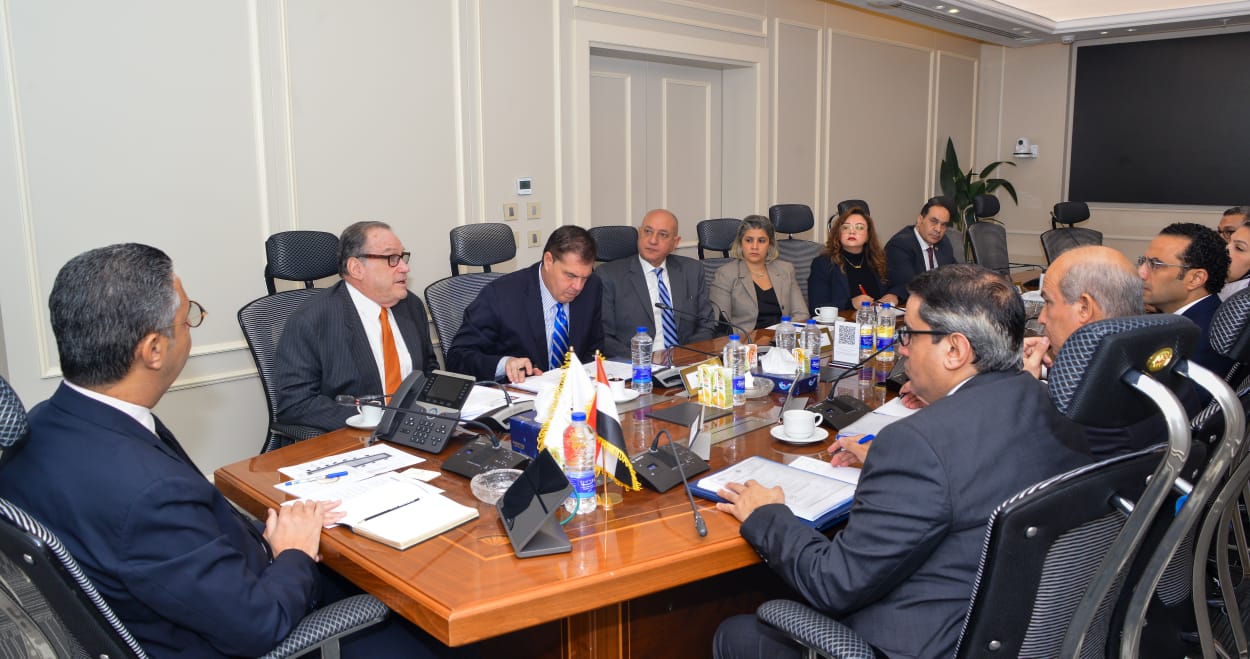 وزير التموين يجتمع مع رئيس شركة بلومبرج جرين العالمية