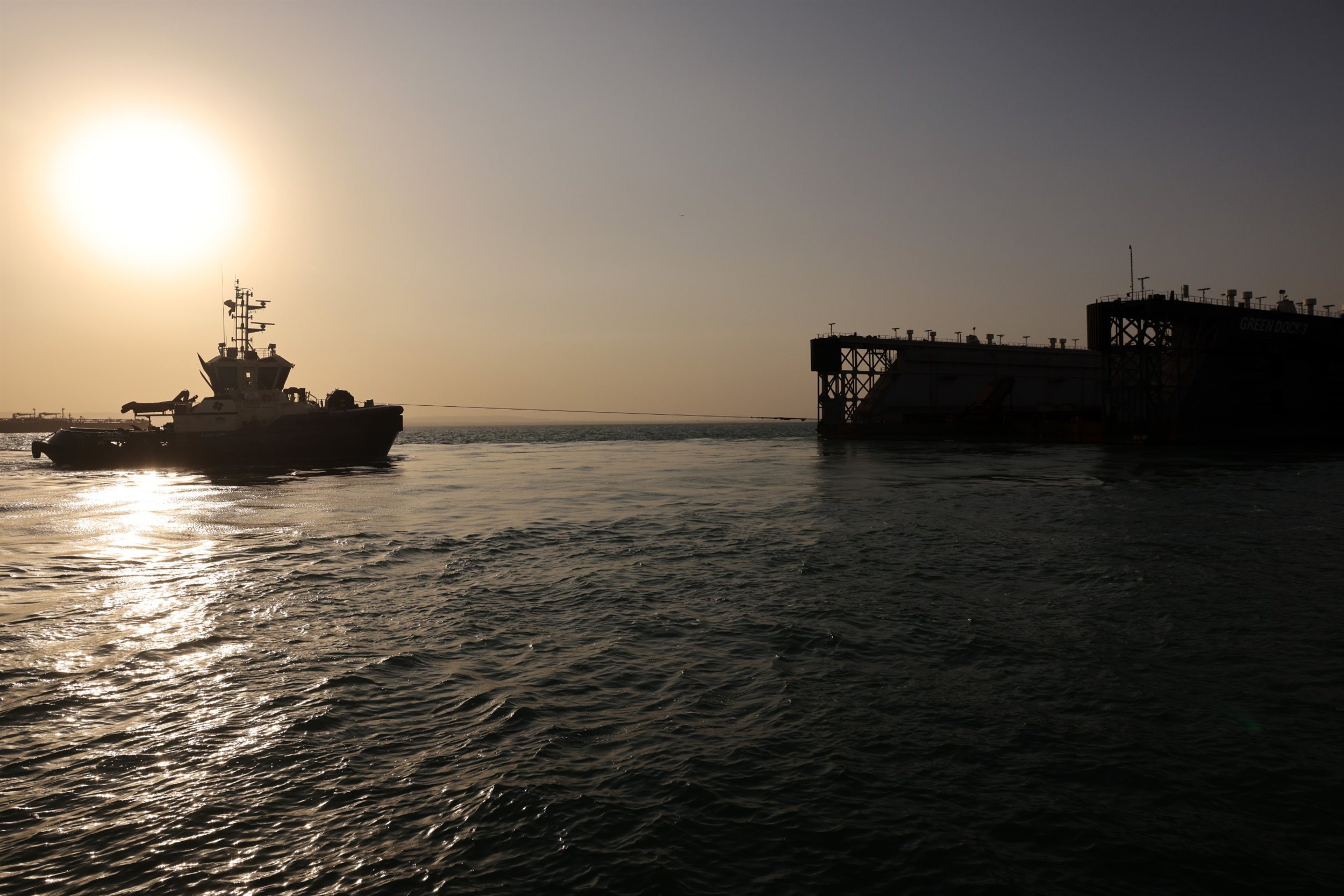 نجاح عملية عبور الحوض العائم GREEN DOCK 3 