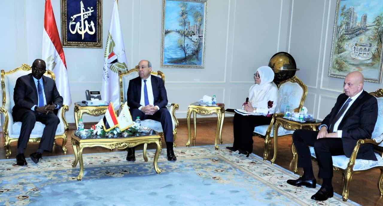 وزير الطيران المدني يجتمع مع وفد مؤسسة التمويل الدولية