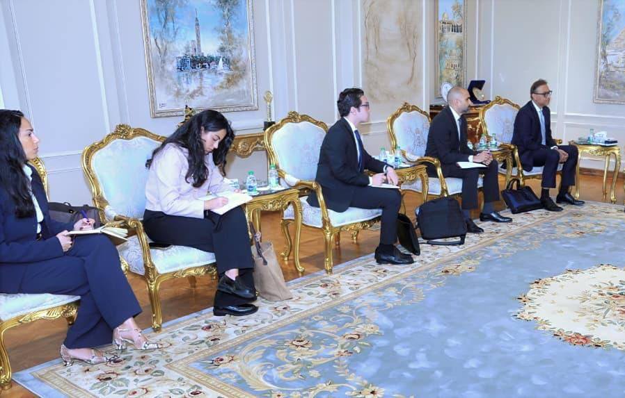 وزير الطيران المدني يجتمع مع وفد مؤسسة التمويل الدولية