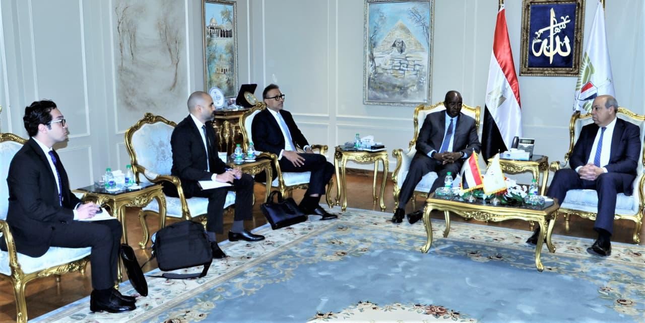 وزير الطيران المدني يجتمع مع وفد مؤسسة التمويل الدولية