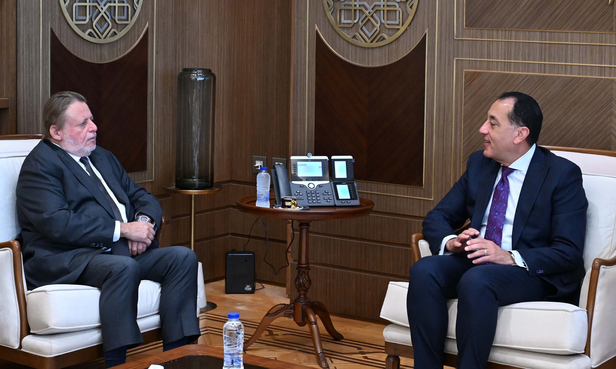 رئيس الوزراء يلتقي محافظ البنك المركزي