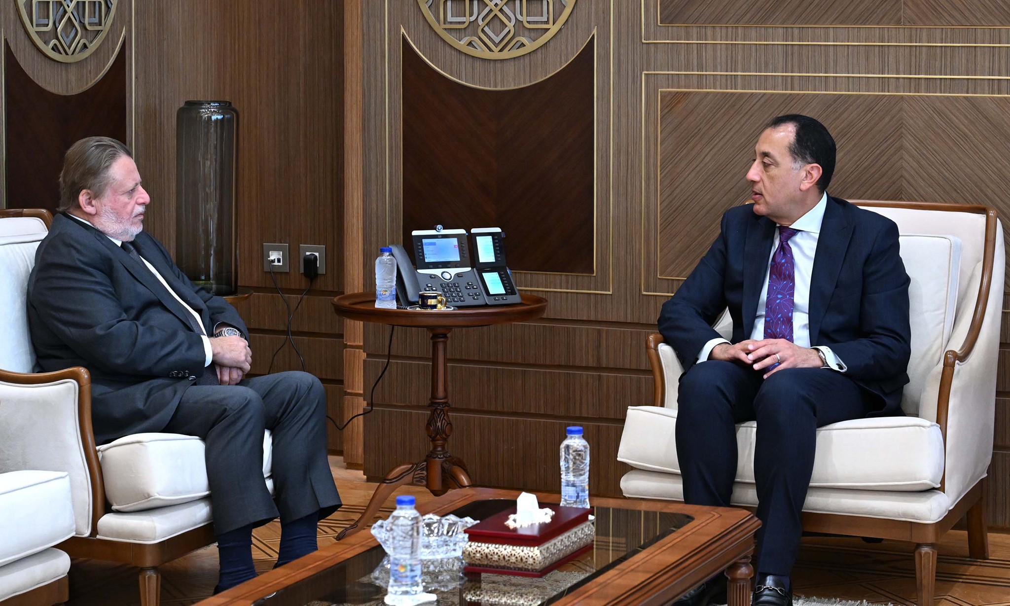 رئيس الوزراء يلتقي محافظ البنك المركزي