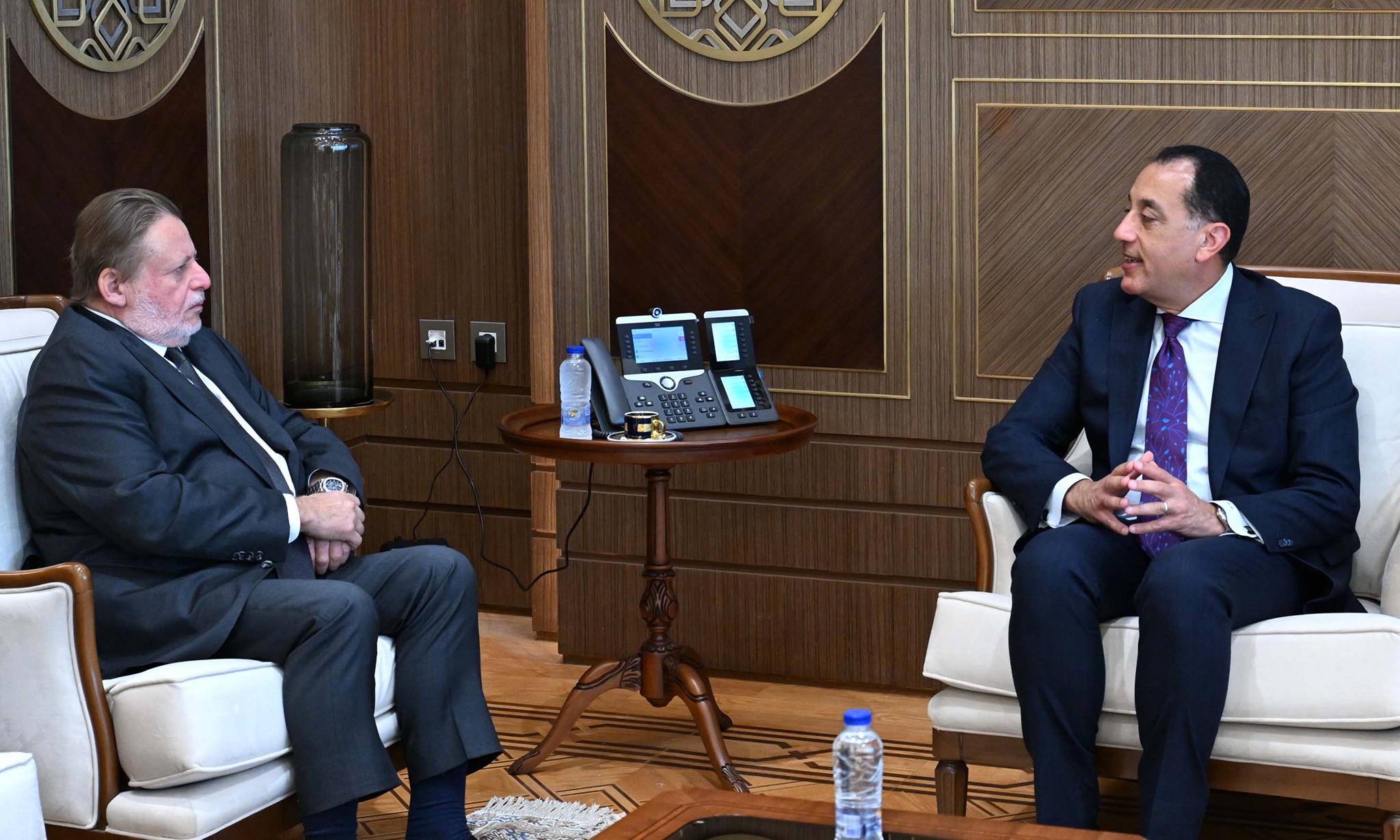 رئيس الوزراء يلتقي محافظ البنك المركزي