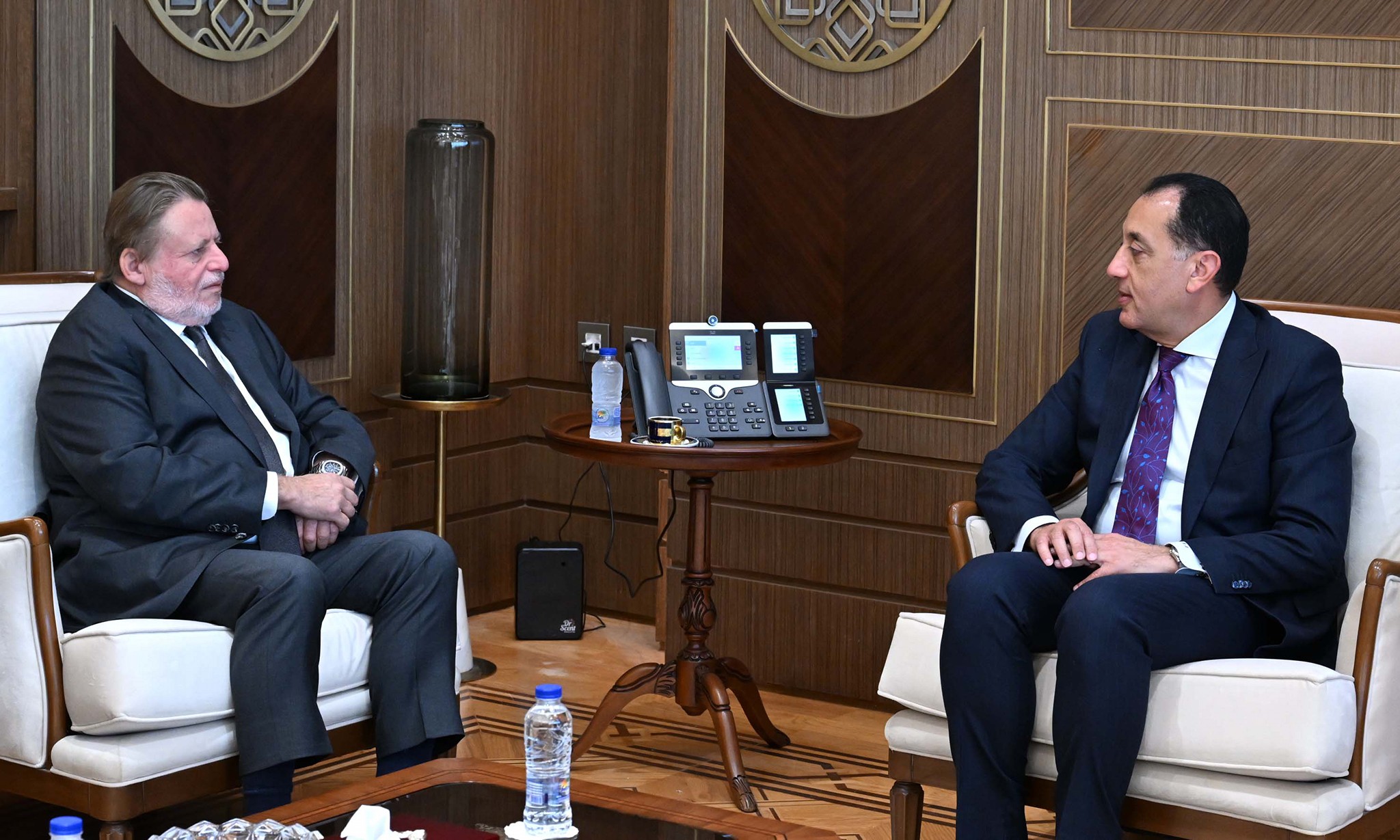 رئيس الوزراء يلتقي محافظ البنك المركزي