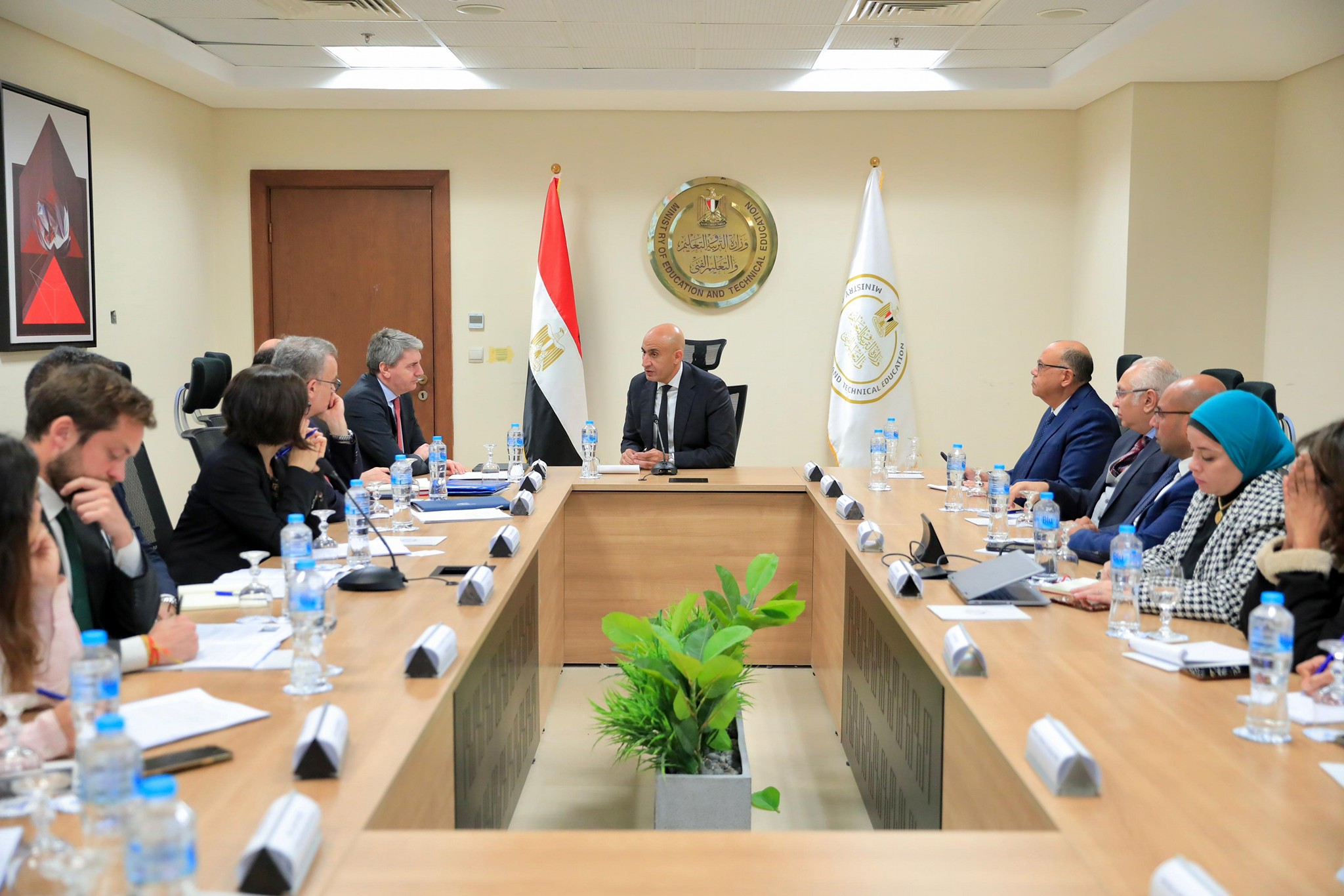 وزير التربية والتعليم يجتمع مع وفد بنك الاستثمار الأوروبي