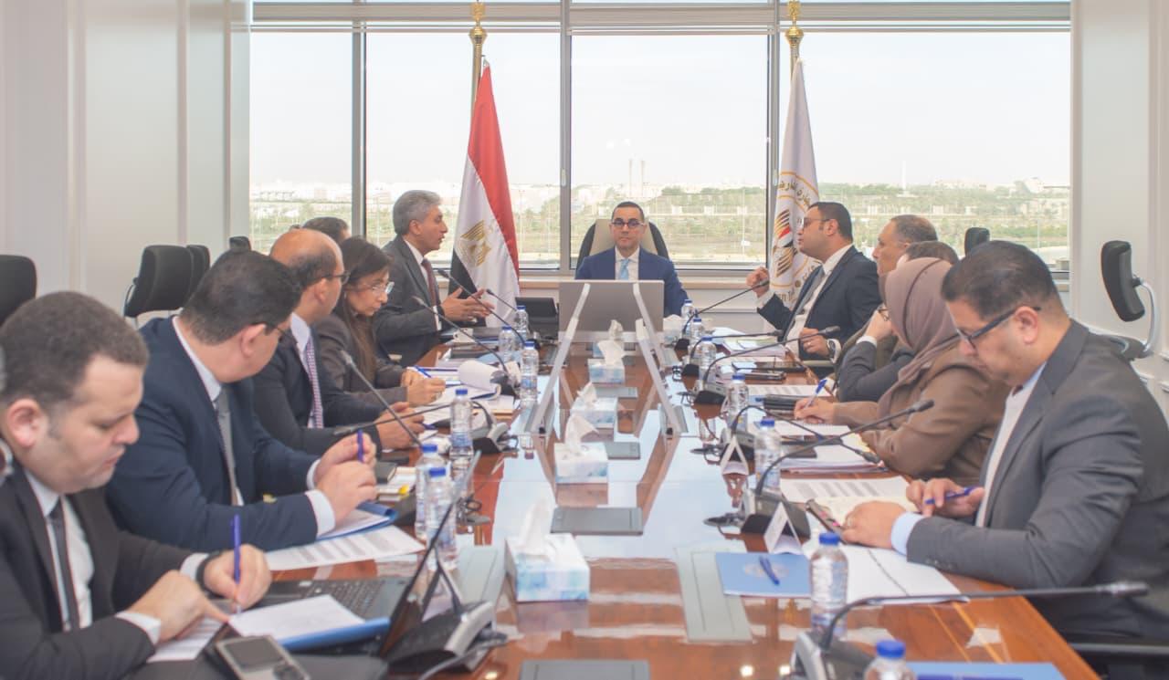 3 وزراء يناقشون آليات تعزيز الاستثمار في قطاع السياحة