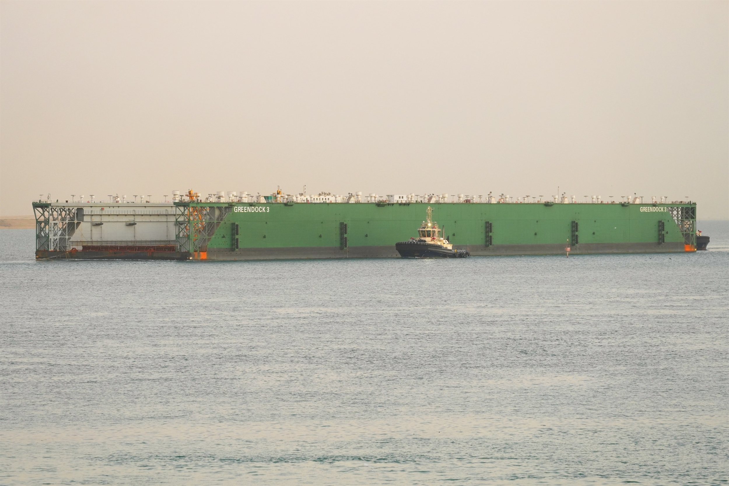 نجاح عملية عبور الحوض العائم GREEN DOCK 3 