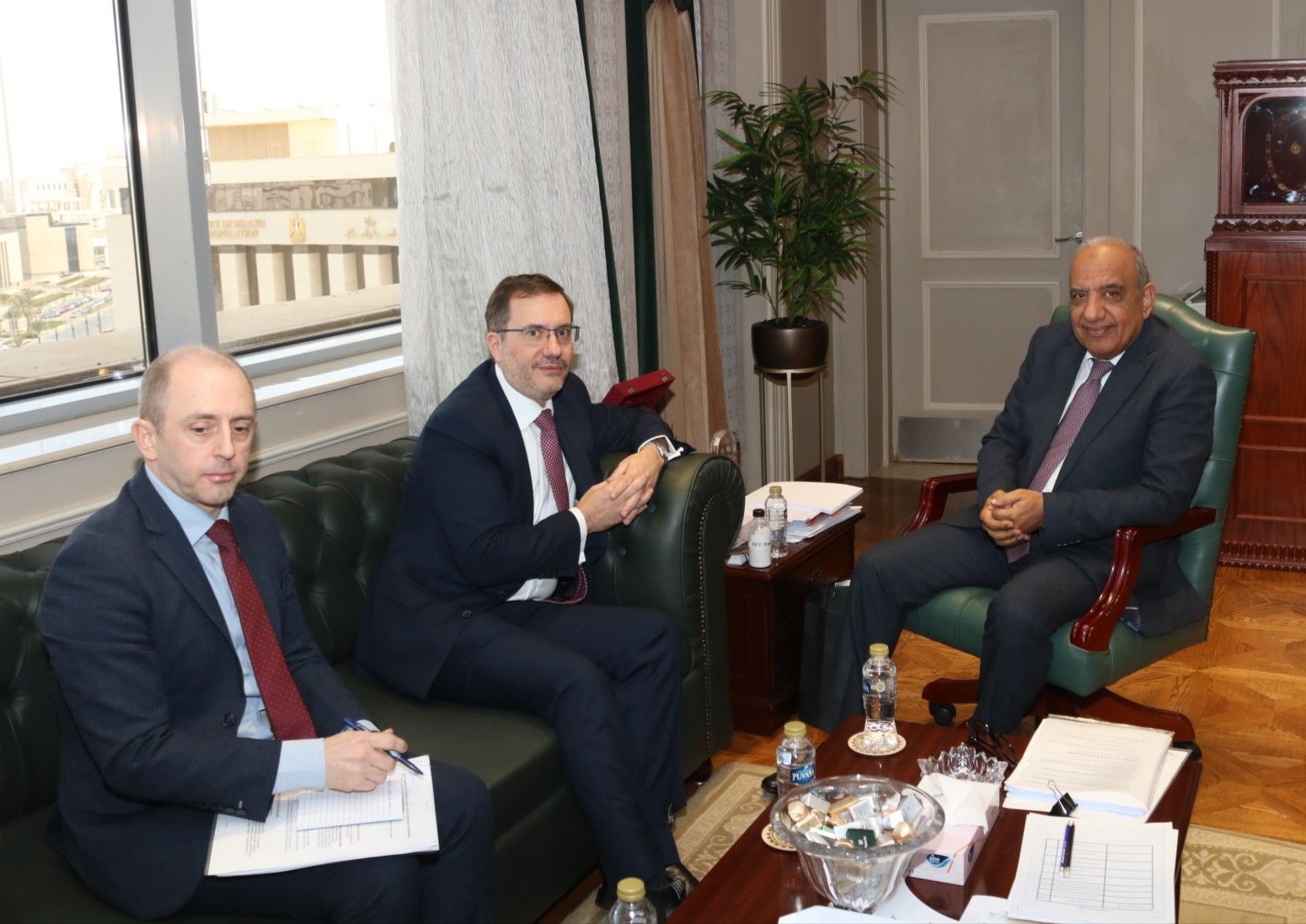 وزير الكهرباء يجتمع مع سفير بريطانيا