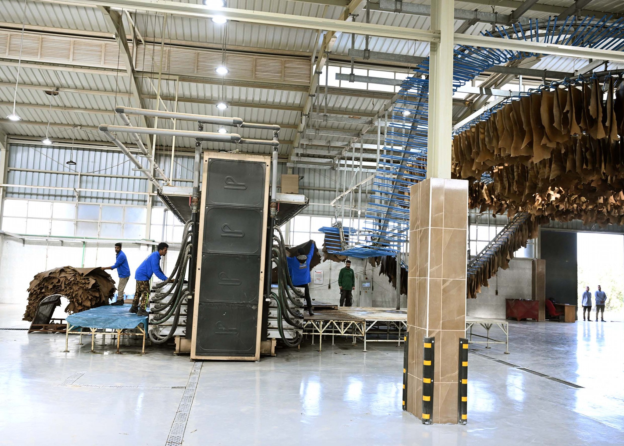 رئيس الوزراء يتفقد مشروع رفع كفاءة مركز تكنولوجيا دباغة الجلود بالروبيكي