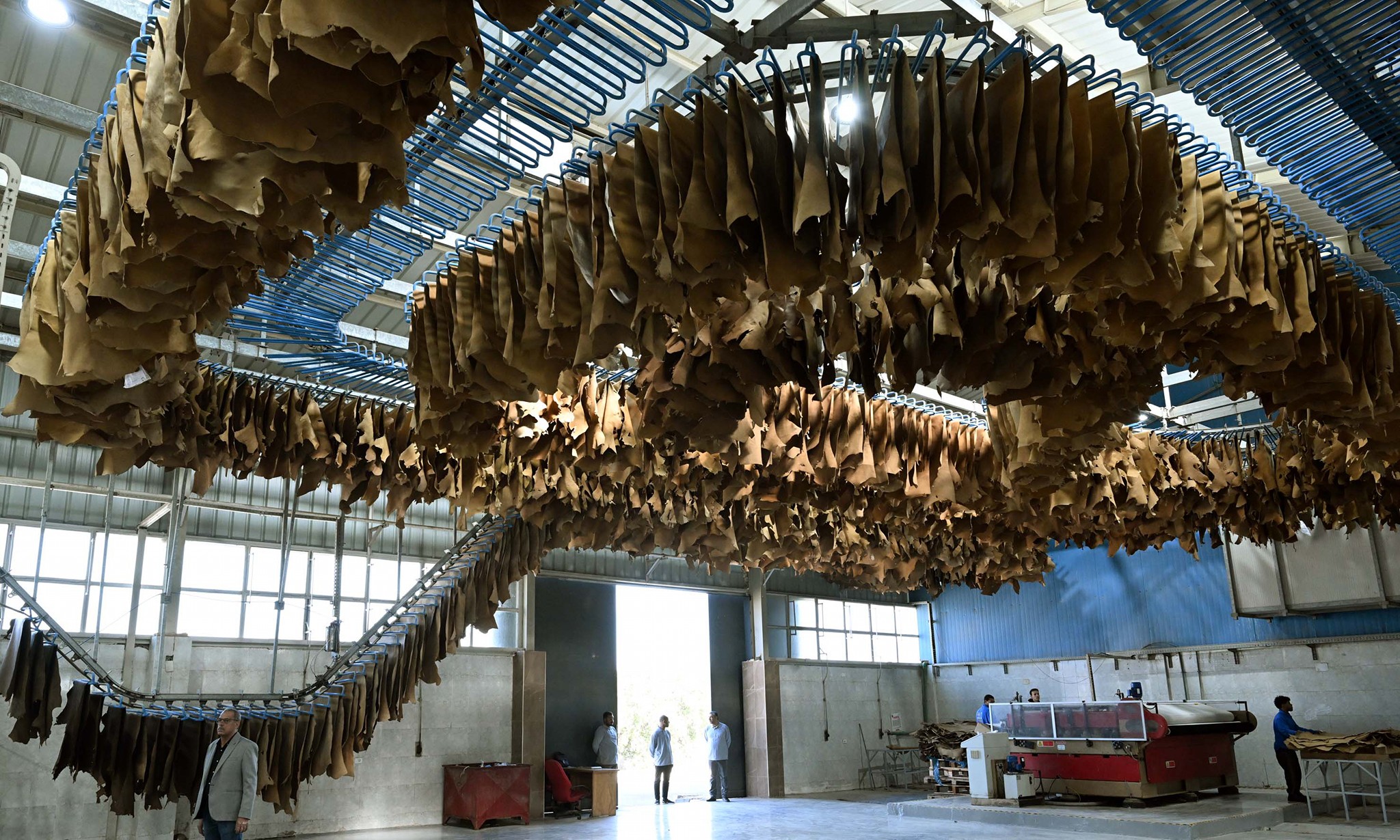 رئيس الوزراء يتفقد مشروع رفع كفاءة مركز تكنولوجيا دباغة الجلود بالروبيكي