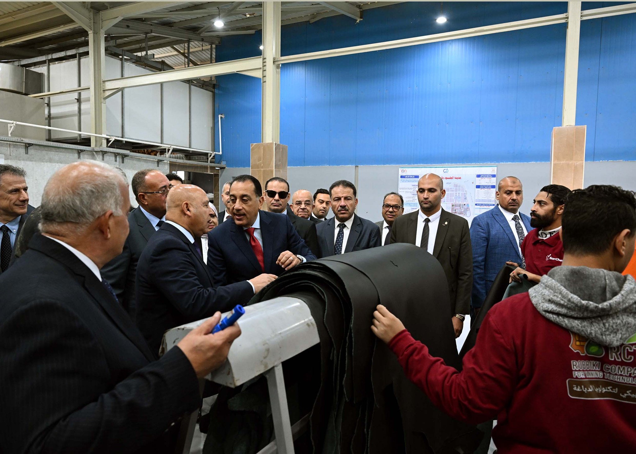 رئيس الوزراء يتفقد مشروع رفع كفاءة مركز تكنولوجيا دباغة الجلود بالروبيكي