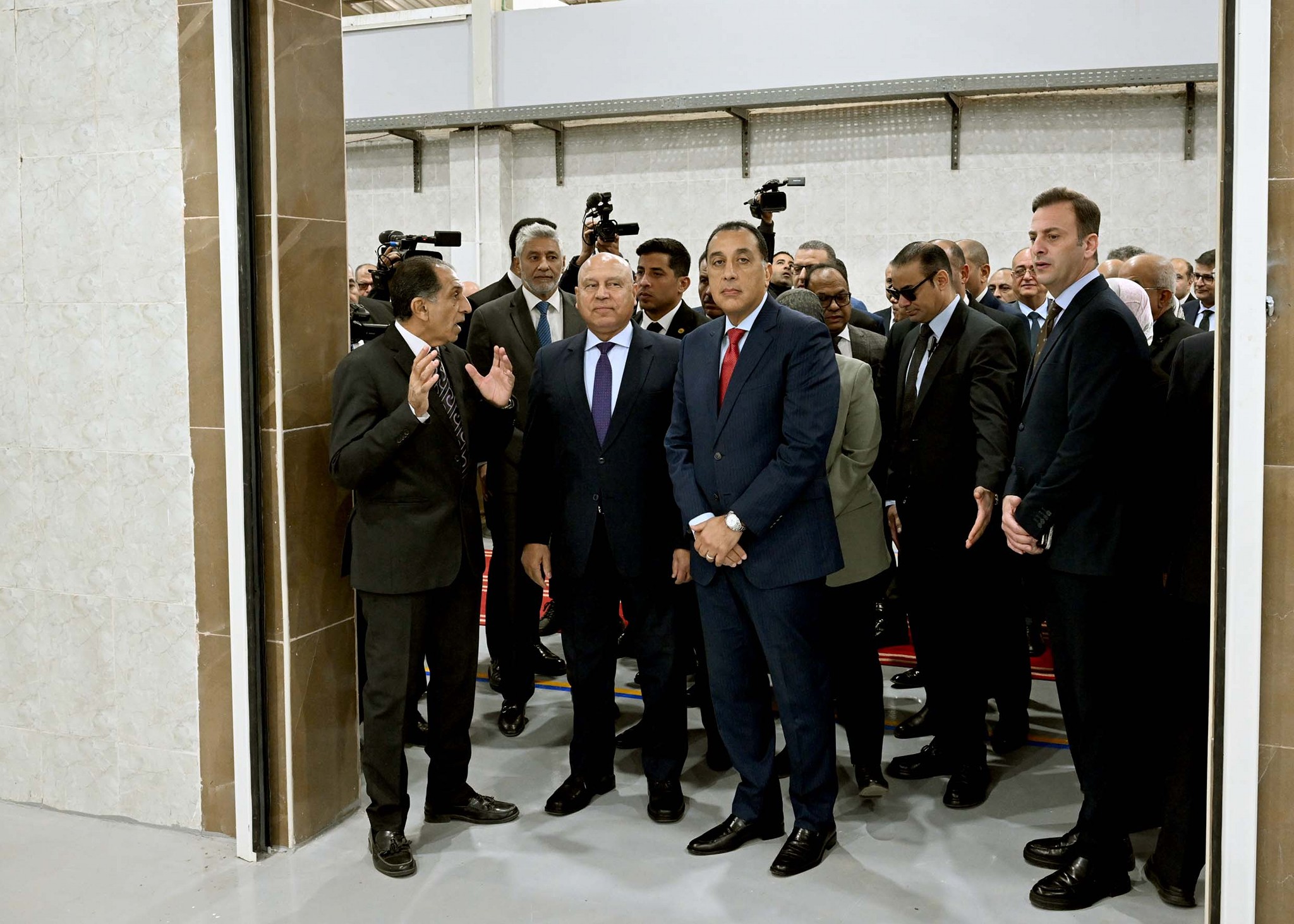 رئيس الوزراء يتفقد مشروع رفع كفاءة مركز تكنولوجيا دباغة الجلود بالروبيكي