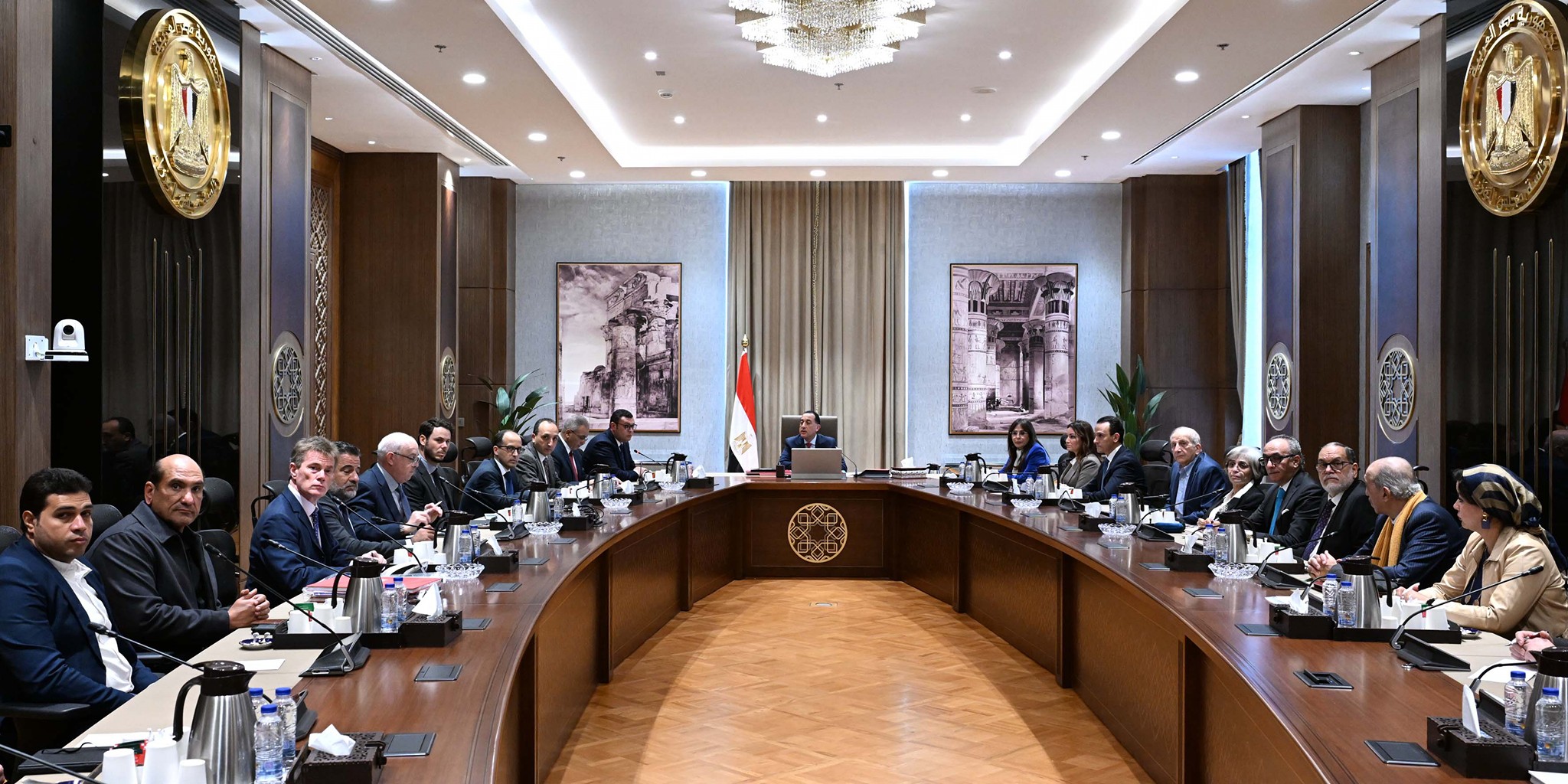 مدبولي يستعرض مشروع تطوير المناطق المحيطة بالأهرامات والمتحف