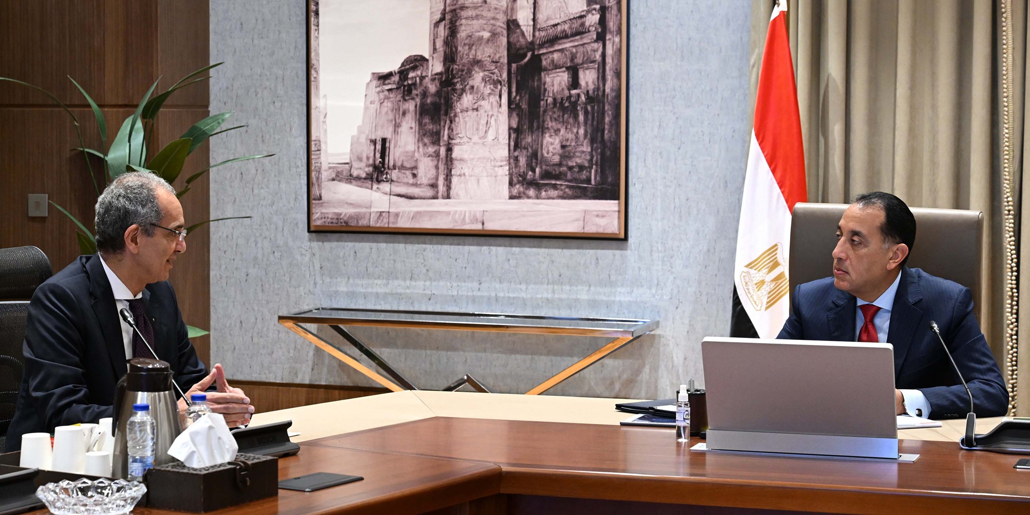 رئيس الوزراء يجتمع مع وزير الاتصالات