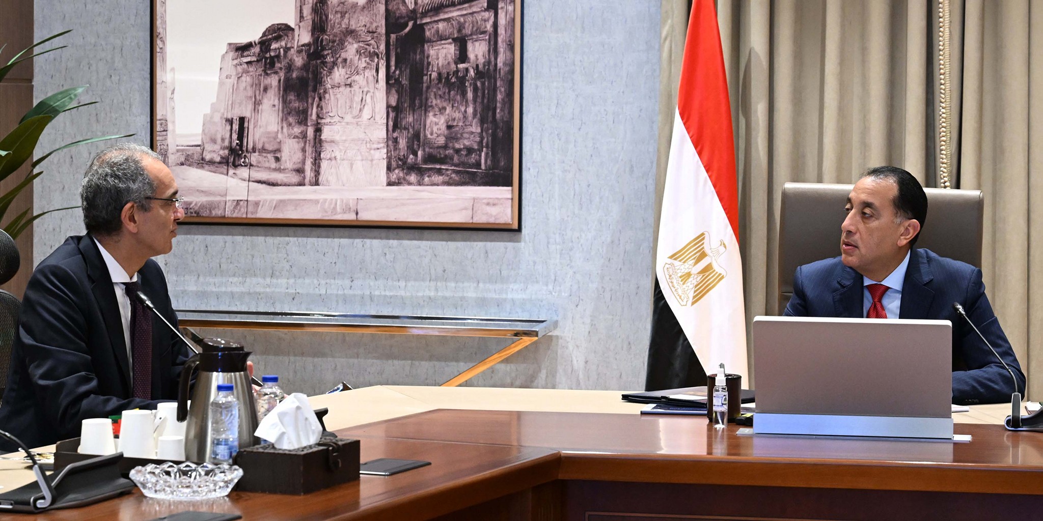 رئيس الوزراء يجتمع مع وزير الاتصالات