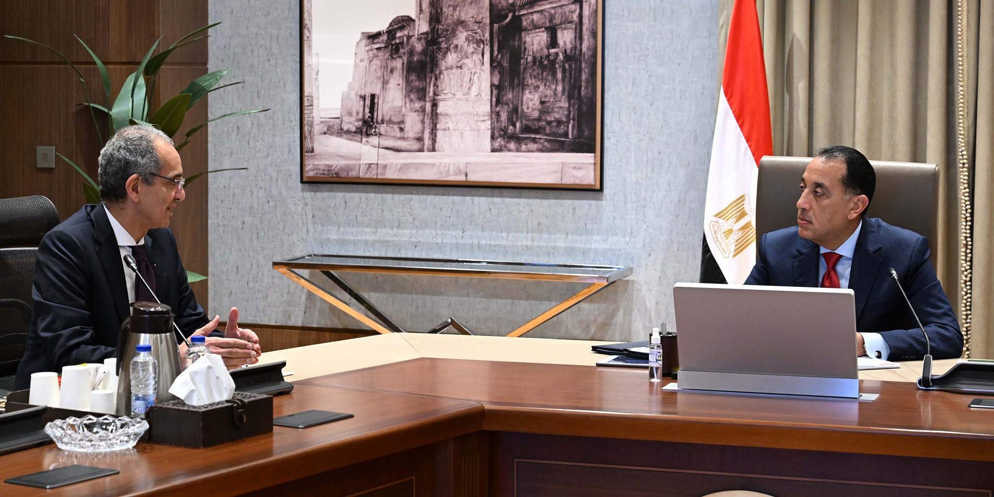 رئيس الوزراء يجتمع مع وزير الاتصالات