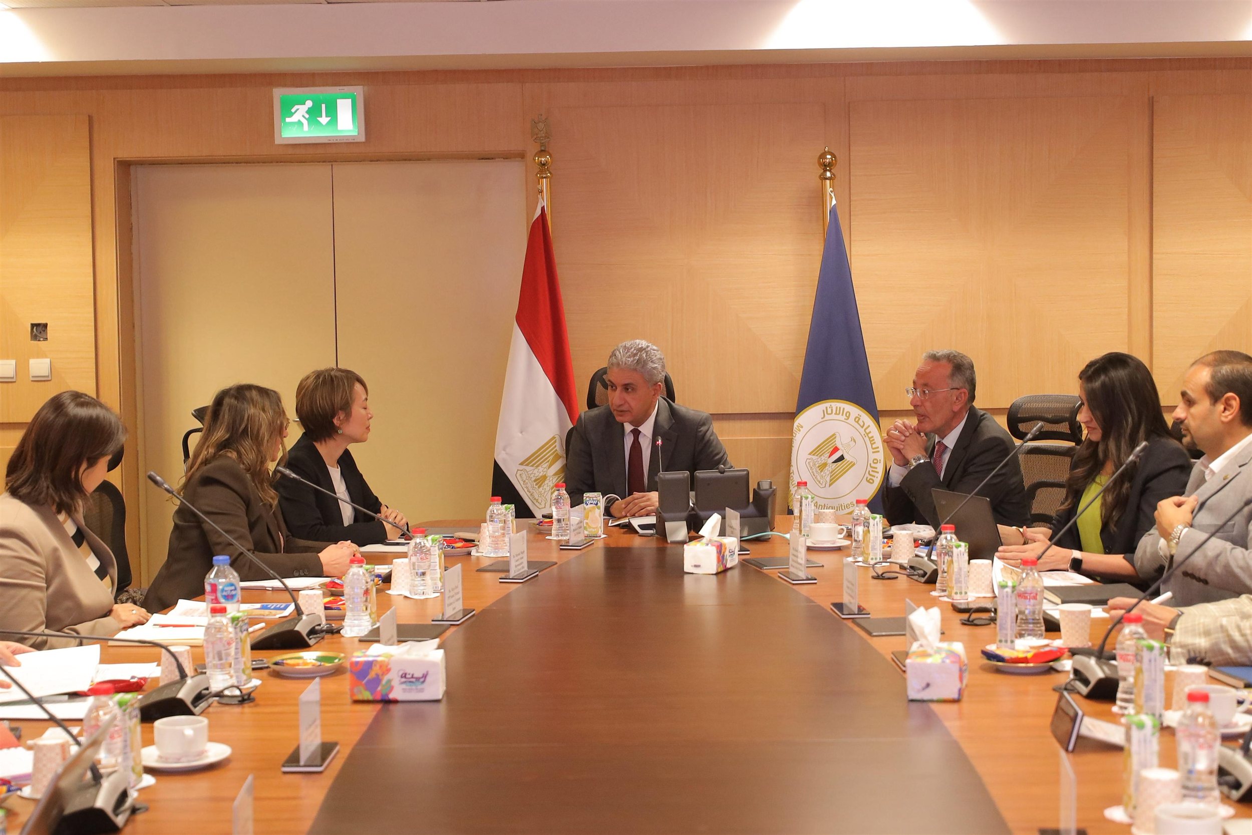 وزير السياحة والآثار يجتمع مع وفد من جايكا