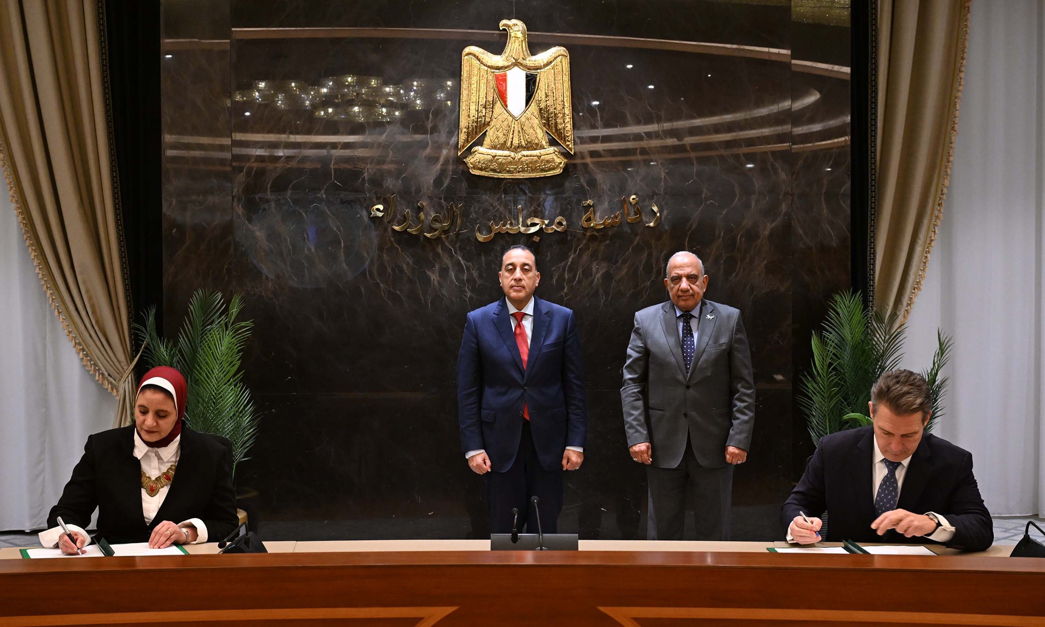 توقيع 6 مذكرات تفاهم واتفاقيات بين الحكومة والبنك الأوروبي لإعادة الإعمار و التنمية 