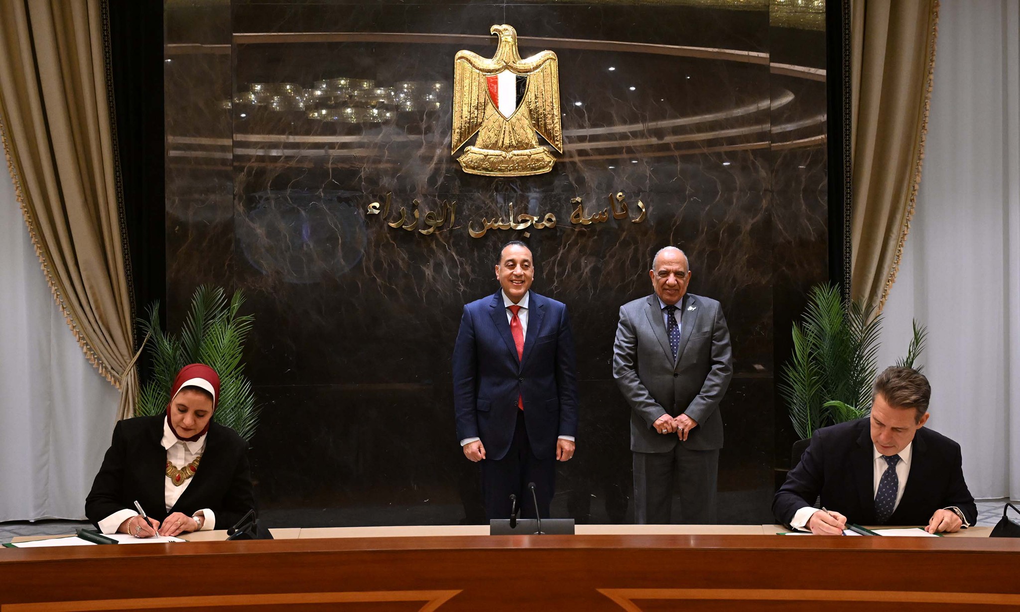 توقيع 6 مذكرات تفاهم واتفاقيات بين الحكومة والبنك الأوروبي لإعادة الإعمار و التنمية 