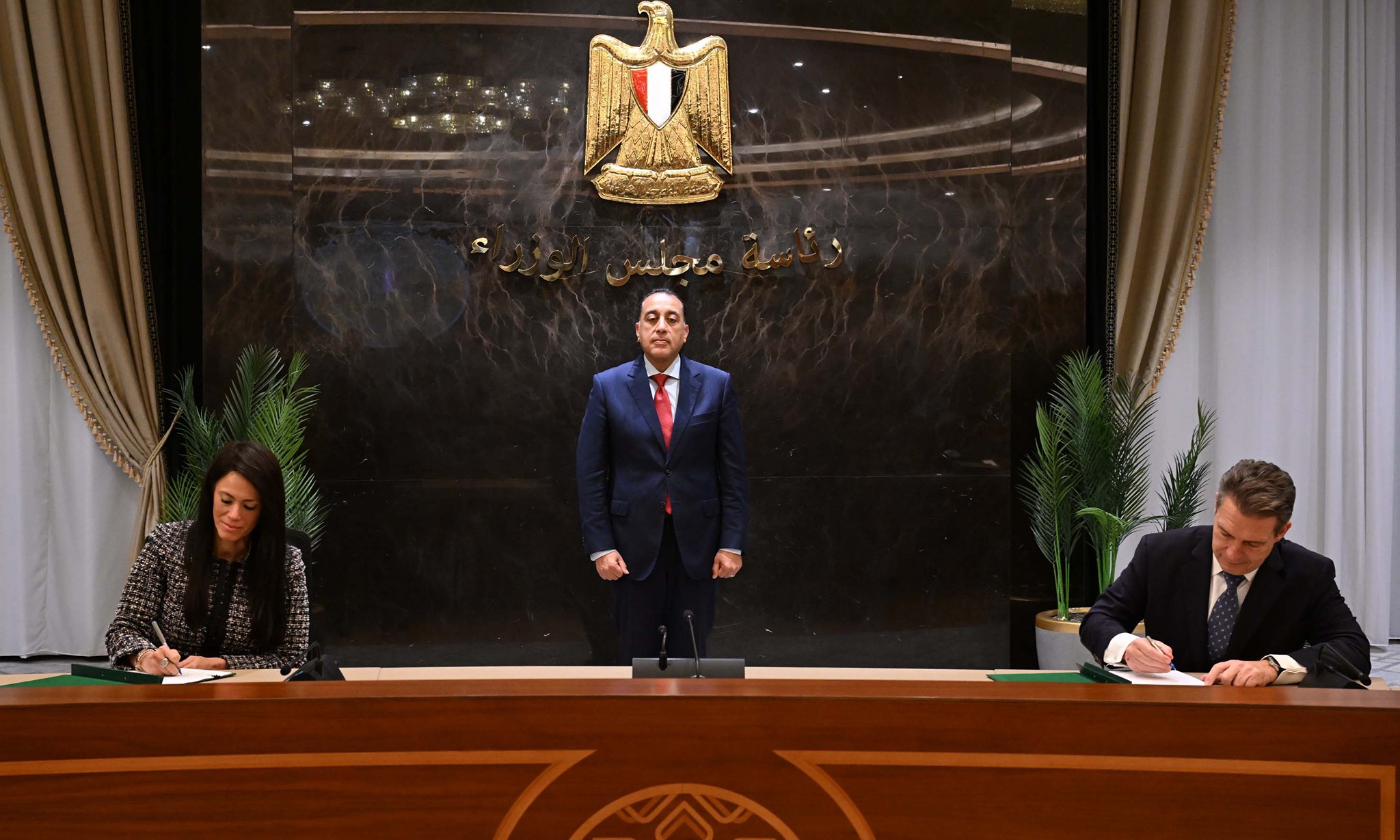 توقيع 6 مذكرات تفاهم واتفاقيات بين الحكومة والبنك الأوروبي لإعادة الإعمار و التنمية 