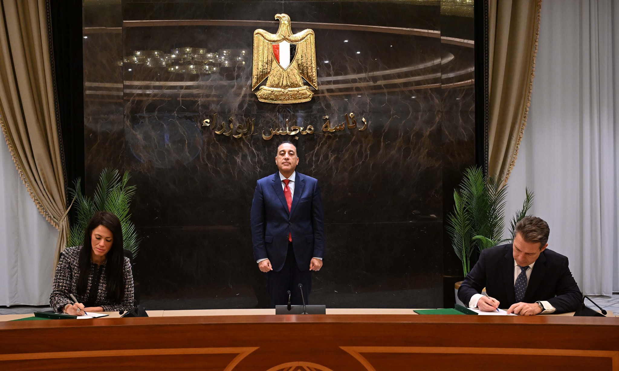 توقيع 6 مذكرات تفاهم واتفاقيات بين الحكومة والبنك الأوروبي لإعادة الإعمار و التنمية 