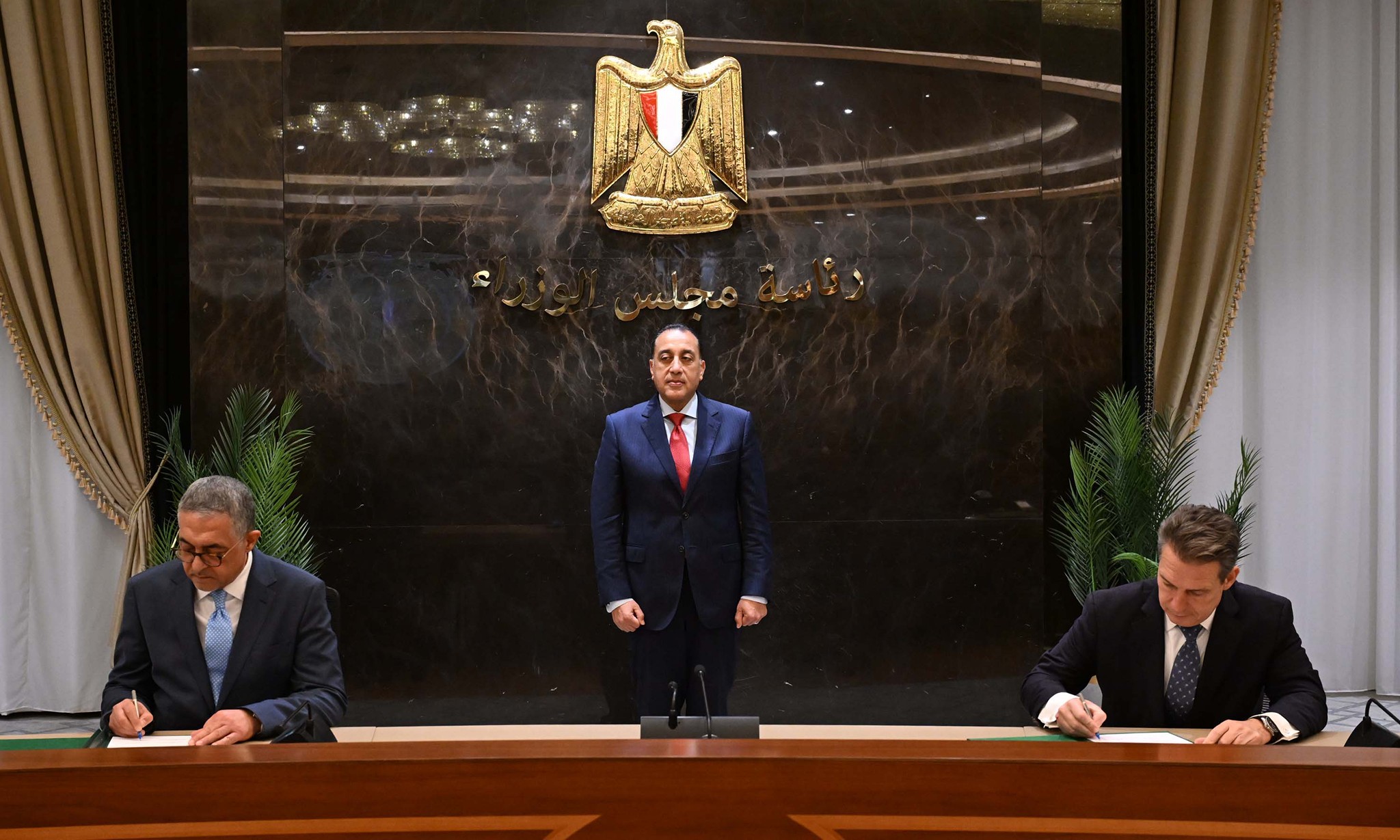 توقيع 6 مذكرات تفاهم واتفاقيات بين الحكومة والبنك الأوروبي لإعادة الإعمار و التنمية 