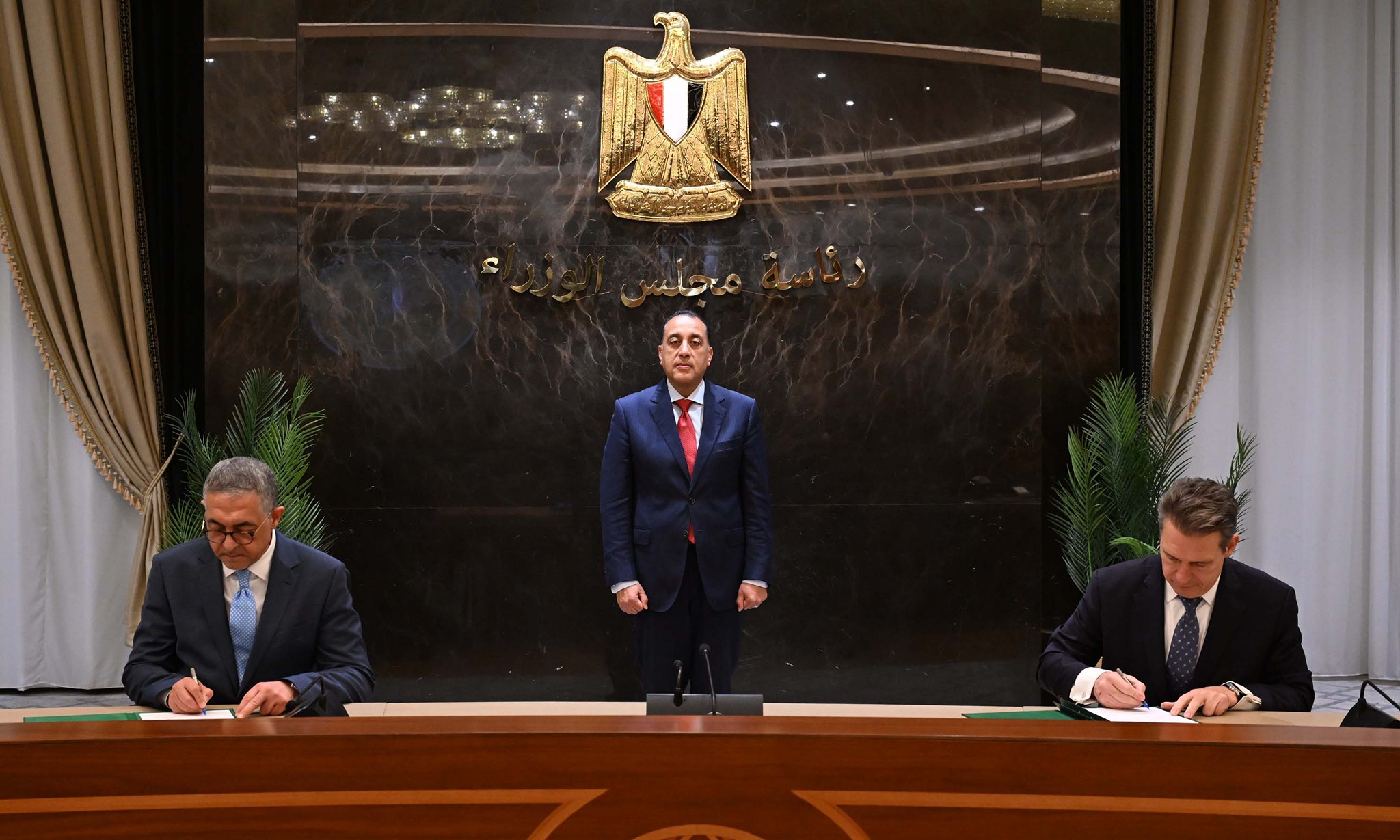 توقيع 6 مذكرات تفاهم واتفاقيات بين الحكومة والبنك الأوروبي لإعادة الإعمار و التنمية 