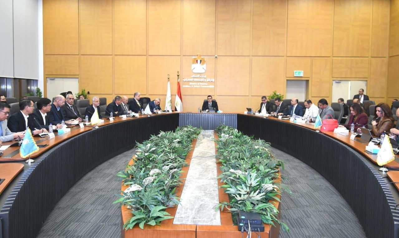 وزير الإسكان يتابع موقف مشروع منطقة الأعمال المركزية بالعاصمة الجديدة