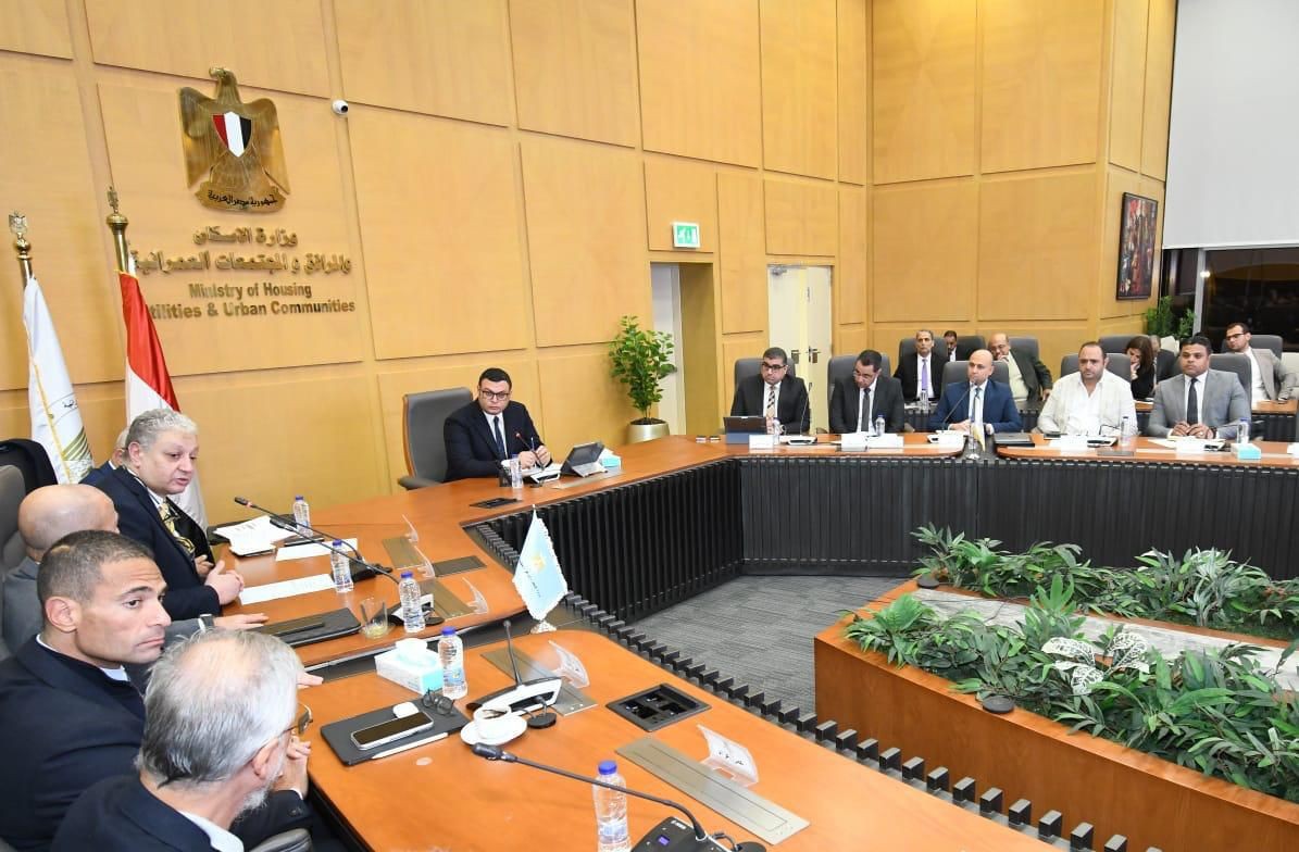 وزير الإسكان يتابع موقف مشروع منطقة الأعمال المركزية بالعاصمة الجديدة