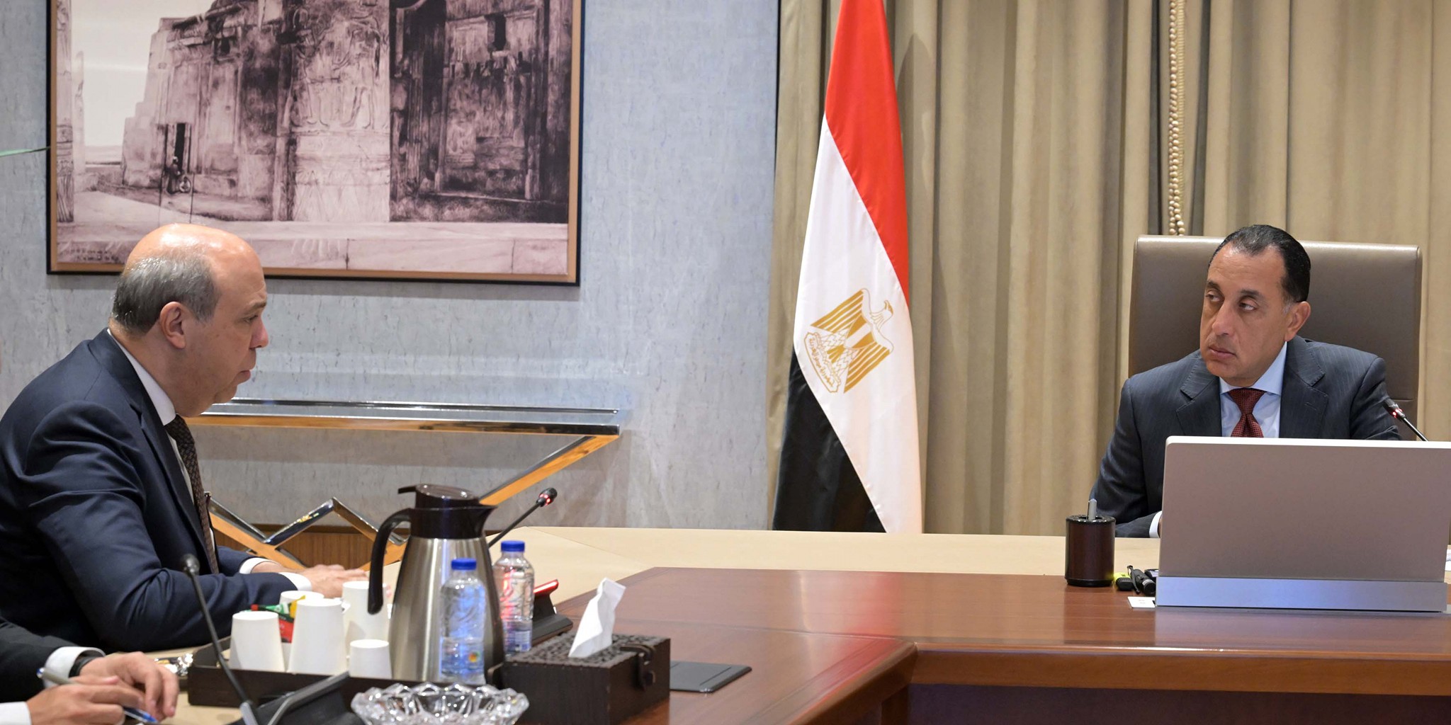 رئيس الوزراء يجتمع مع وزير الطيران