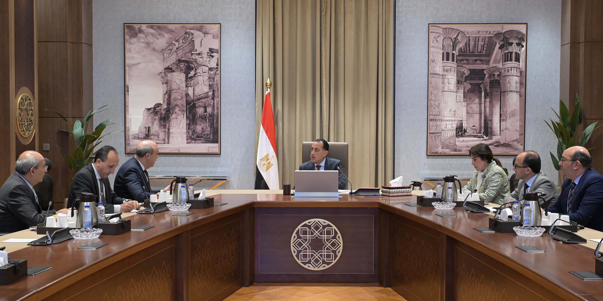 رئيس الوزراء يجتمع مع وزير الطيران