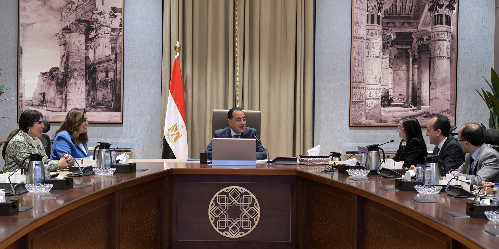 رئيس الوزراء يجتمع مع محافظ البحيرة