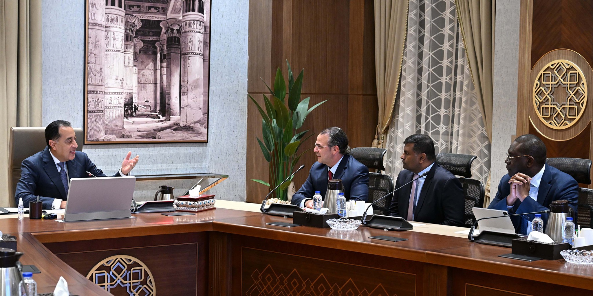 مدبولي يلتقي رئيس قسم الأصول الأساسية بشركة شيفرون