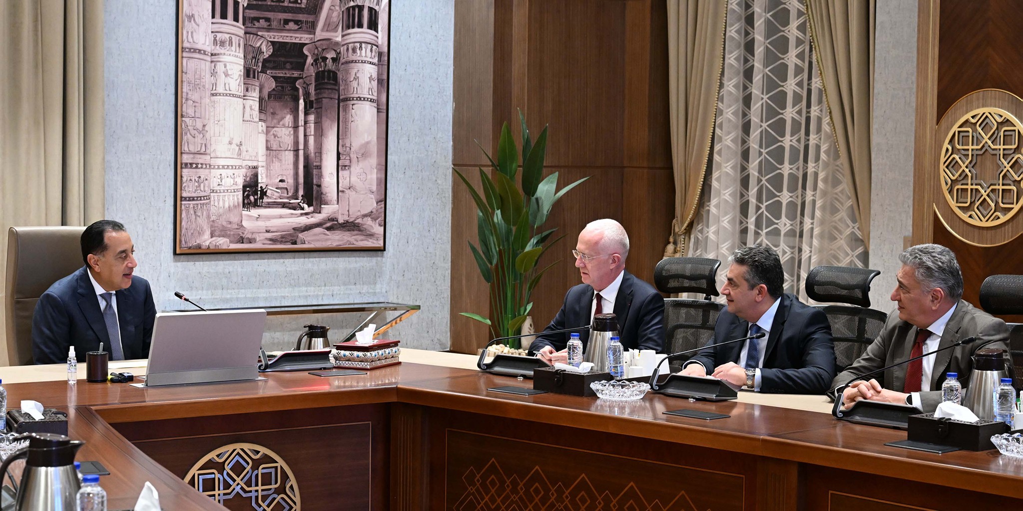 رئيس الوزراء يلتقي رئيس مجلس إدارة مجموعة «فيكا» الفرنسية