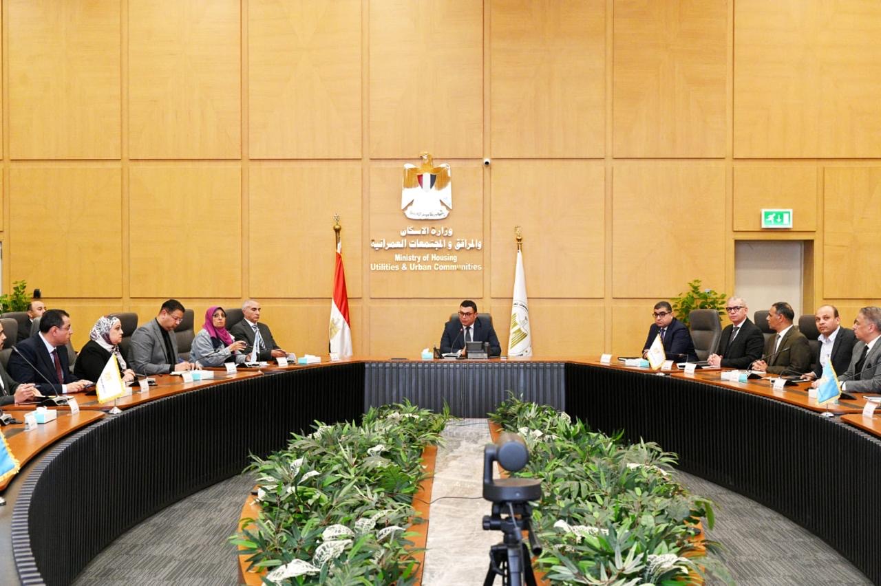 وزير «الإسكان» يترأس اجتماعاً لمتابعة موقف تقنين الأراضي المضافة بالمدن الجديدة 