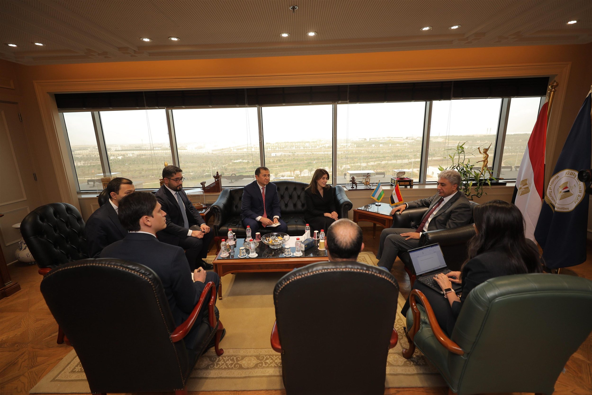 وزير السياحة يجتمع مع رئيس إدارة الاقتصاد الإبداعي والسياحة