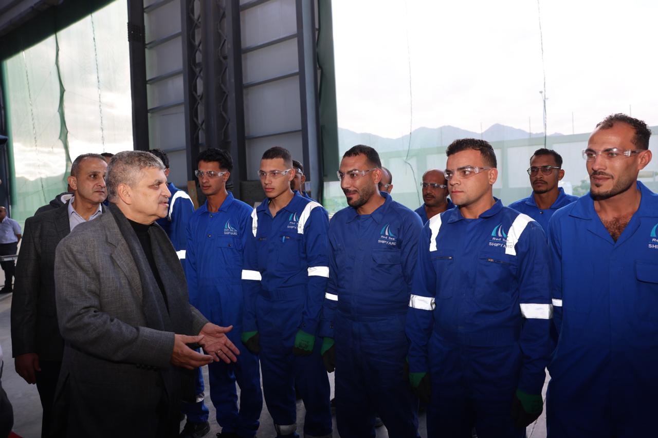 أسامة ربيع يتفقد مستجدات أعمال بناء الوحدات البحرية