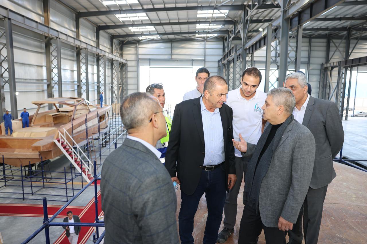 أسامة ربيع يتفقد مستجدات أعمال بناء الوحدات البحرية