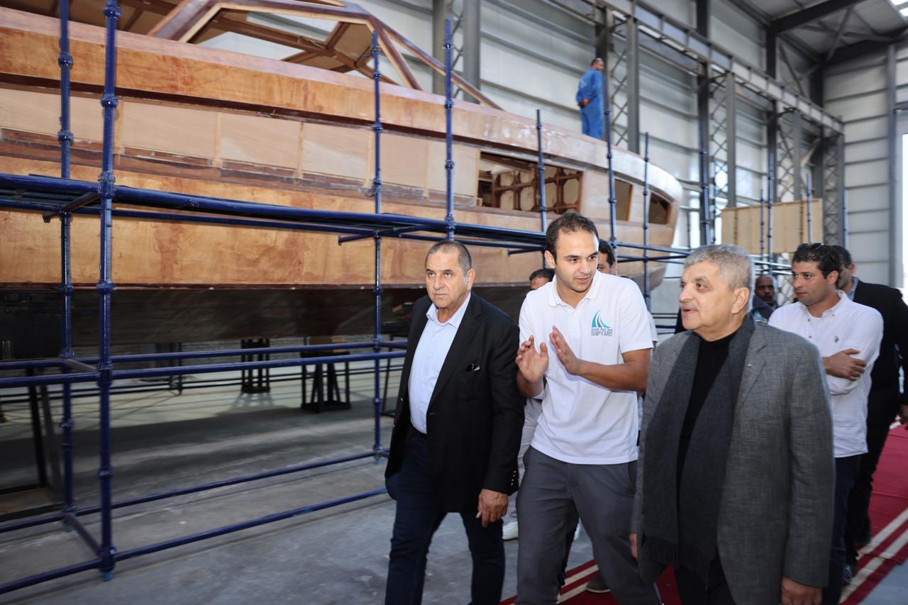 أسامة ربيع يتفقد مستجدات أعمال بناء الوحدات البحرية